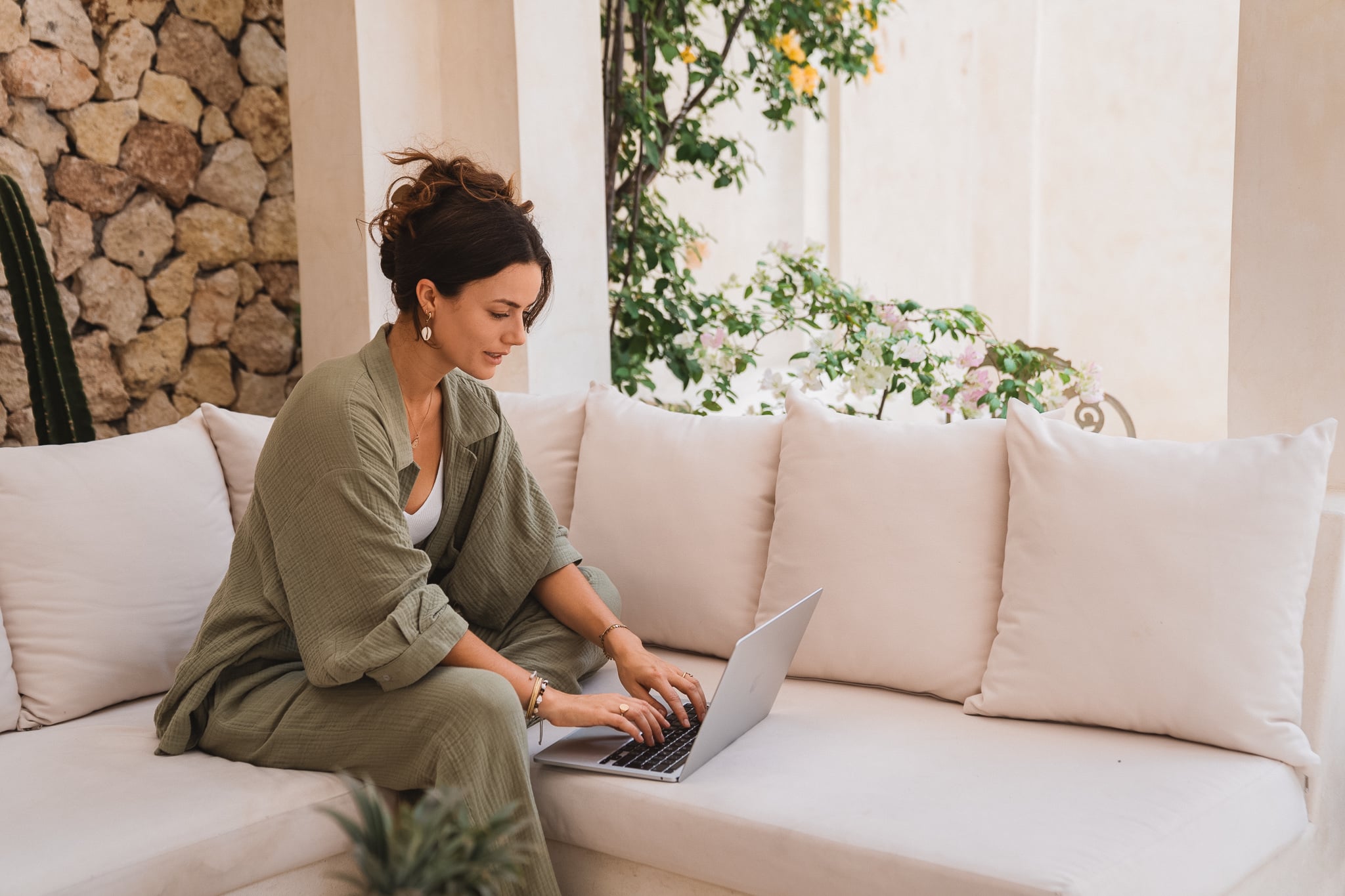 Isabelle werkt op haar laptop op een loungebank