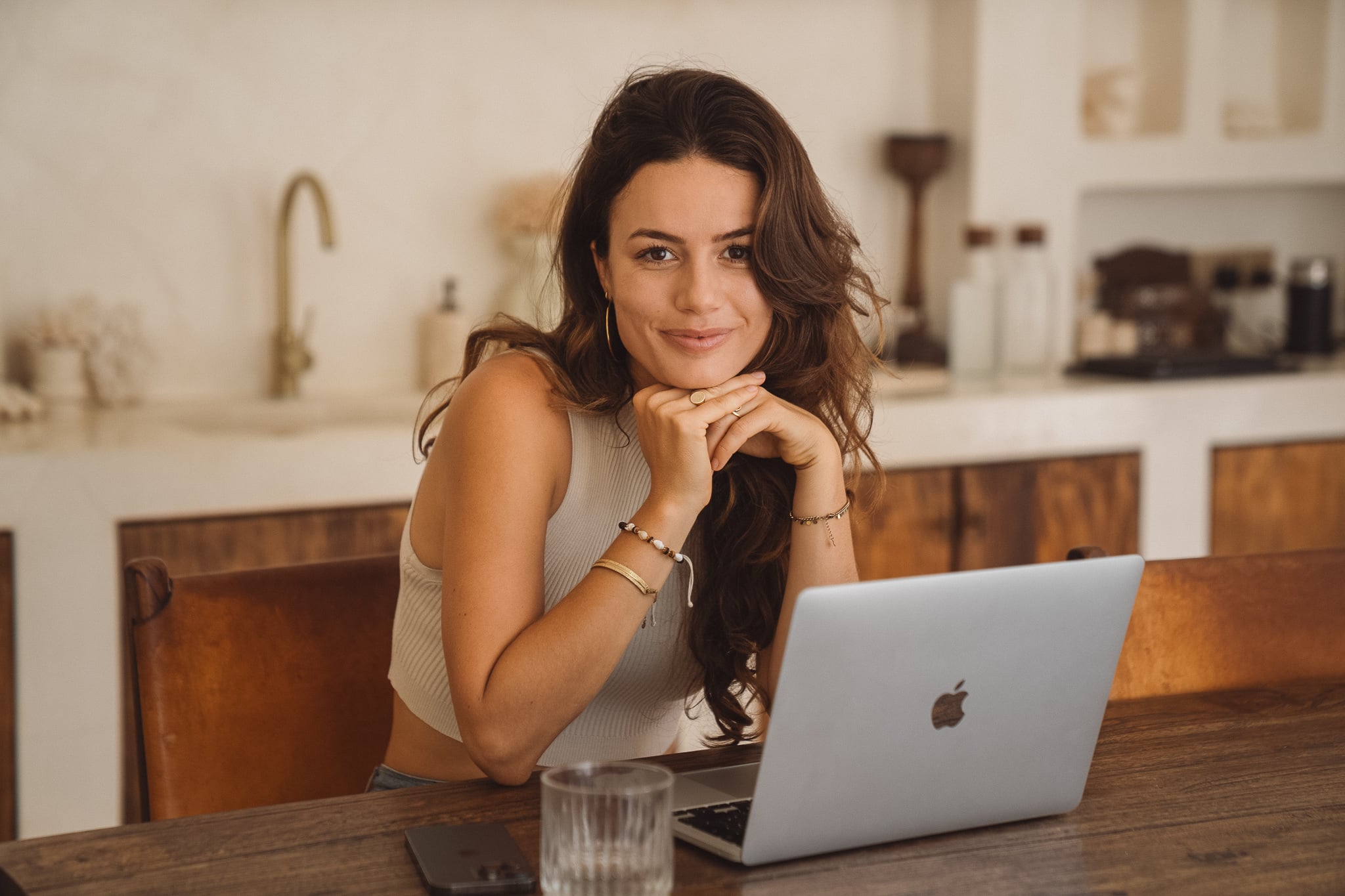 Isabelle aan tafel achter haar laptop